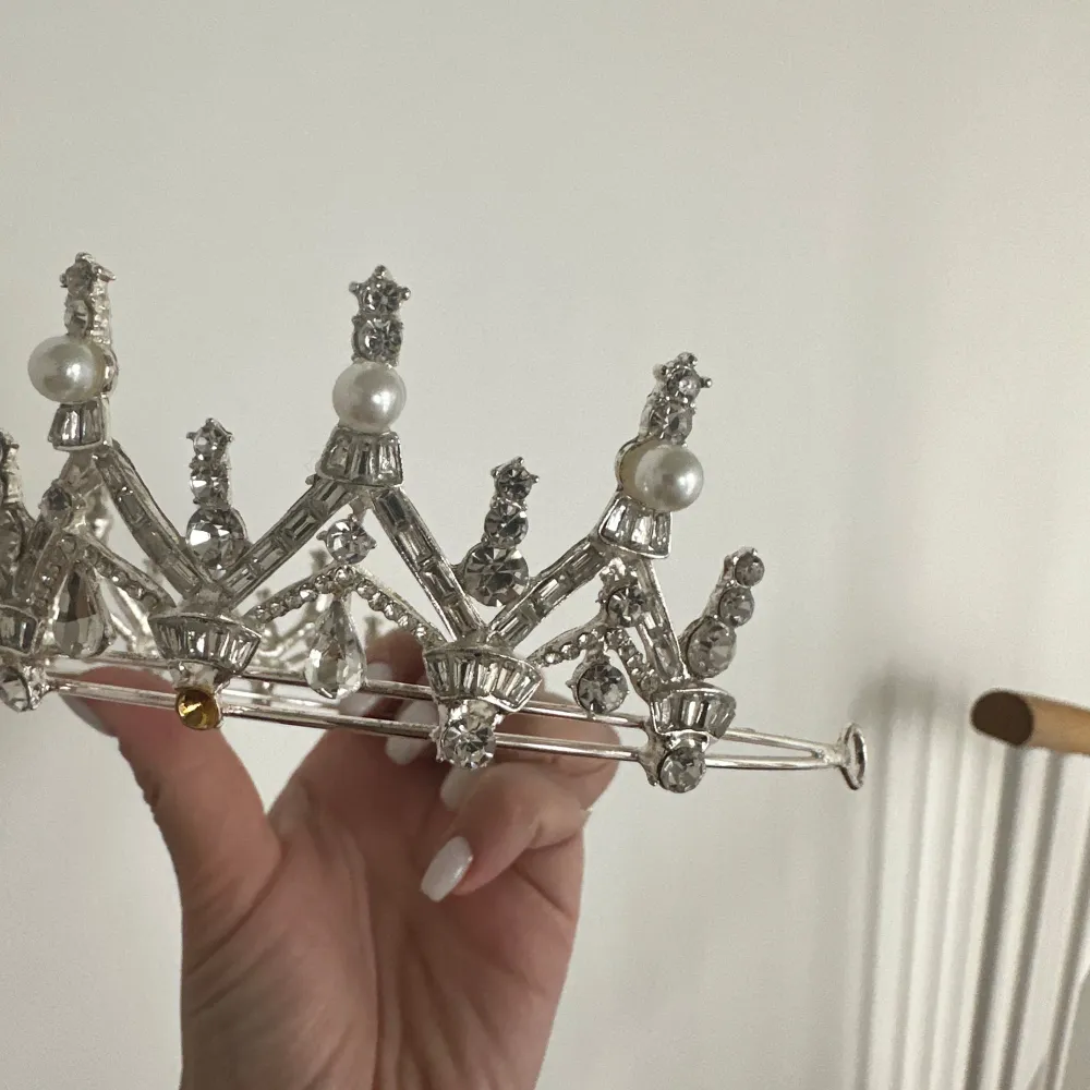 Vacker tiara för alla self claimed drottningar där ute! Tiaran är utrustad med vackra ädelstenar! Royal Queen Tiara är en vacker tiara med vackra ädelstenar. Passar till alla kungliga outfits som kan bäras på maskerader och halloweenfester/bröllop/fö. Accessoarer.