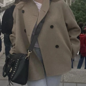 Borstad ulljacka arket - Säljer nu mina fina höst/vårjacka från arket i modellen ”borstad ulljacka” i storlek 32. Skulle säga att den är som en s i storleken då den är ganska robust och oversized i ärmar och längd. Jättebra kvalitet, superfin fortfarande. ❤️