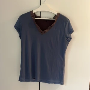 Söt blus  - Säljer denna super söta blusen då den e för stor för mig! Den har små pärlor vid spetsen💕