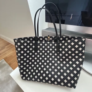 Malene Birger Väska  - Säljer min Malene Birger väska då den inte kommer till användning längre.   Fint skick, skriv om ni vill ha fler bilder 📸 Nypris 2,800 kr, säljer för 1000 kr. 