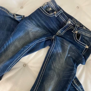 Miss me jeans !!  - Intresse koll på mina ur snygga miss me jeans! Dem är låg låg midjade och utsvängda och är i nyskick och har miss mes populära vingar på bakfickorna💗 nypris : 3300 