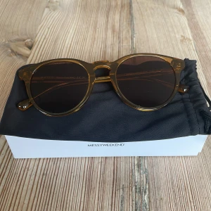 Solglasögon från MESSYWEELLEND - Helt nya solglasögon som aldrig kom till ansvällning. Som är brun orange. Ny pris 1200. Modell Bille