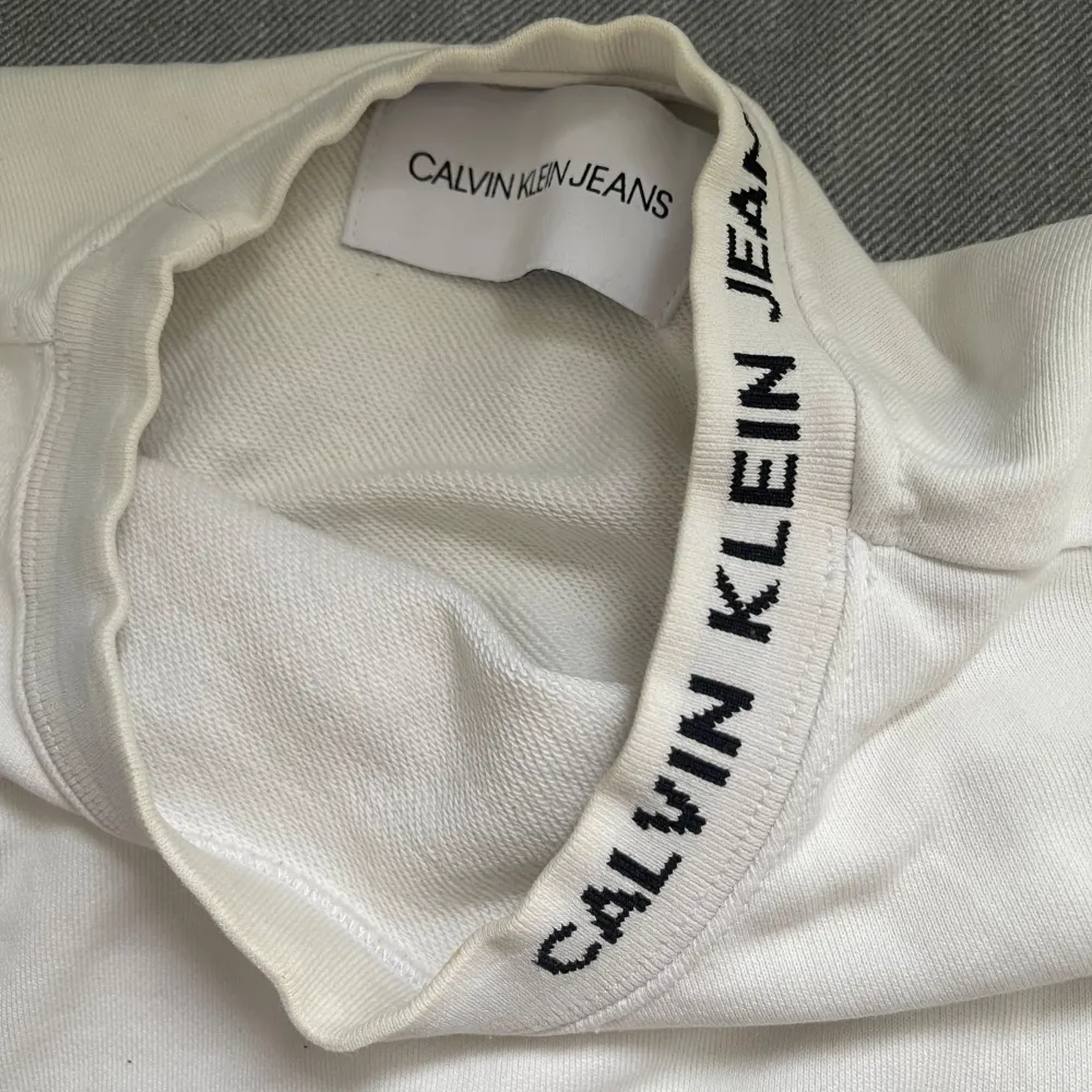 En vit Calvin Klein sweatshirt i storlek L. I ett bra men använt skick. Superfin! . Hoodies.