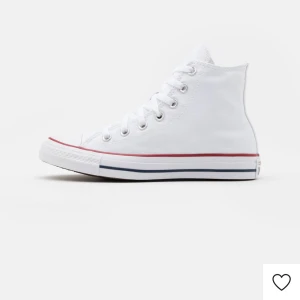 Vita converse!! - Säljer dessa converse!😍perfekta i höst❤️dem är väl använda, har ett litet hål men iget man tänker på🤗❤️