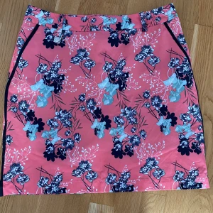 Blommig skorts kjol med shorts i strl 40 från Röhnisch - Blommig skorts kjol med shorts i strl 40 från Röhnisch.  Sparsamt använd och i fint begagnat skick.  Mått Midjan: ca 41 cm Total längd: ca 50 cm  95% polyester och 5% elastan