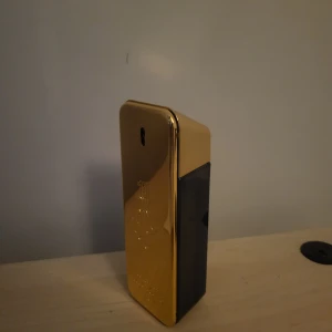 1 million edt - Säljer den för använder den aldrig eftersom jag har ganska många andra. Ungefär 90 tilk 95 milliter kvar av hundra