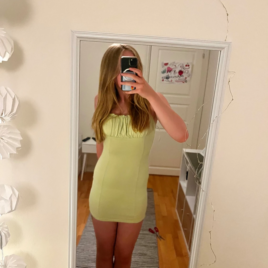 Gul kort tajt klänning