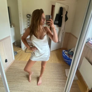 Satinklänning - Superfin vit satinklänning som jag tyvärr inte fått tillfälle att använda💕 Den är i toppenskick då den blivit använd endast en gång🤩