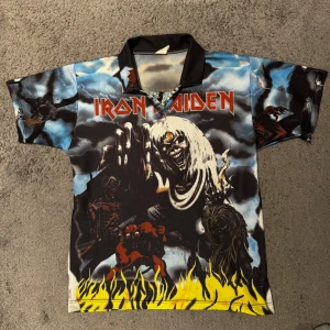 Iron Maiden Fotbollströja - Iron Maiden The Number Of The Beast Fotbollströja!⚡️  Från Albumet: The Number Of The Beast -82 Skick: Väldigt fint skick! Årtal: 2000 Köpt På Brave New World Touren! Size: Passar L Pris 599kr (Går ej få tag på) Köparen står för eventuell frakt! /KB