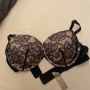 Svart spets-bh - Säljer en elegant svart spets-bh med vackra blommönster. Bh:n har justerbara axelband och en bekväm passform. Perfekt för att känna sig extra fin till vardags eller vid speciella tillfällen.
