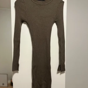 Khaki klänning  - Khaki klänning i storlek xs, i bra skick och den har slits vid händerna 