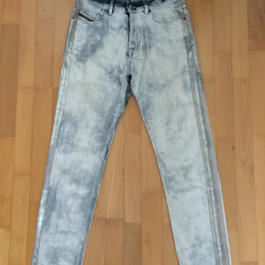 Diesel Jeans - Säljer nu dessa feta jeans från Diesel med silver detaljer på sidorna. Strl 30/32, slimfit. Hör av er vid funderingar.  Inget öppet köp.