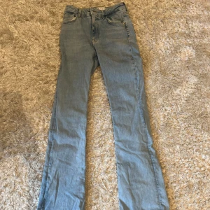 Bootcut jeans  - Säljer nu dessa blåa jeans från zara som nästan är helt oanvända 💕💕