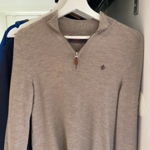 Morris Halfzip - Säljer en beige morris halfzip i storlek M och i färgen beige.  Tröjan är i fint skick och säljs då den är för liten för mig. Priset är hugget i sten och ej förhandelsbart.