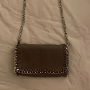 grå tiamo väska 💖💕 - jättefin väska ifrån tiamo 💗den är i minsta storleken och i fint skick 💓