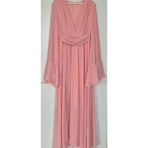 Finklänning  - Klänningen är köpt att ha på ett bröllop, blev en annan så den är helt oanvänd! Den har en underklänning och sedan tunnare material över, med en slits (öppning) vid högra benet. 