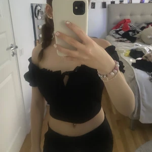 Topp - En svart topp, aldrig använd lappen kvar.🖤