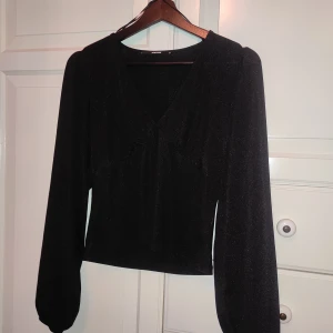 Svart topp  - En fin topp som är passande för fest m.m. den är ifrån bikbok. Storlek M torr jag men passar S också 