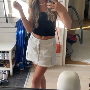 Beige jeans kjol - Jättefin beige jeans kjol, använt den fåtal gånger så den är som ny💕