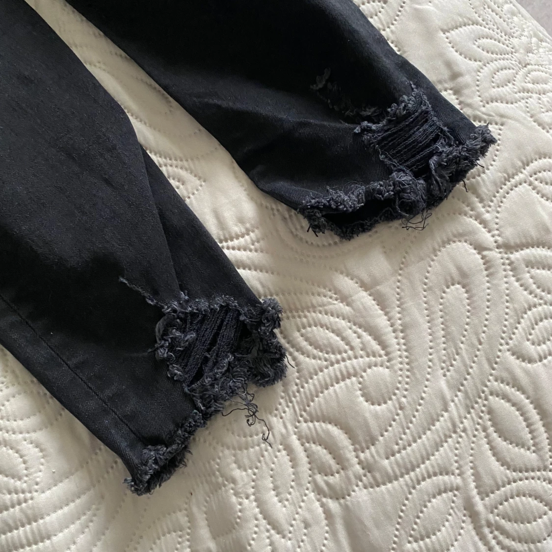 Svarta slitna jeans - 90