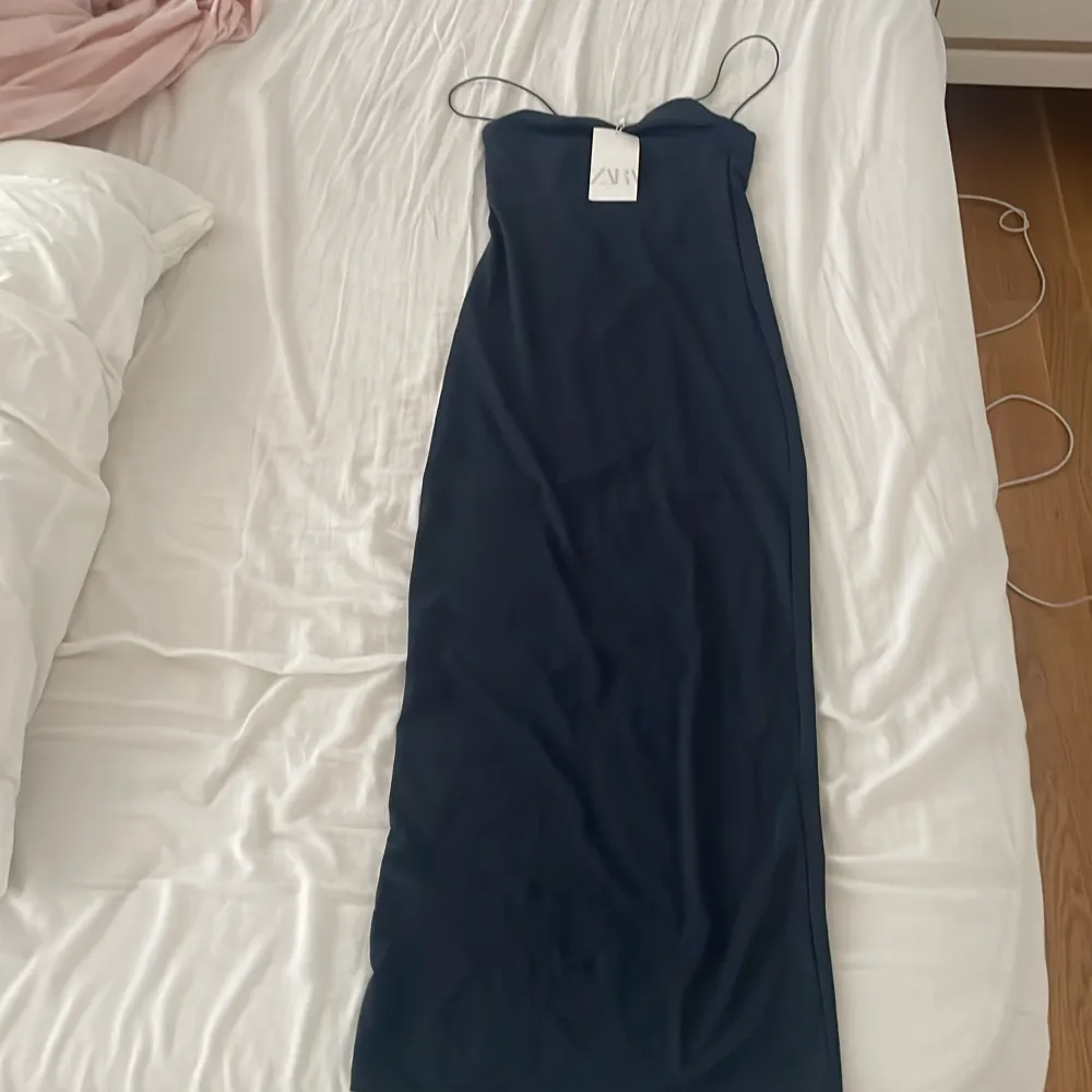 Aldrig använd tajt klänning perfekt till fest eller att ha under tjocktröja! Köptes för 300 säljer för 140. Storlek m men passar s också!. Mekot.