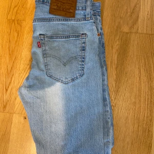 levis jeans - strl 30/32 säljer pga kommer inte till användning längre skick 8/10 pris kan diskuteras 
