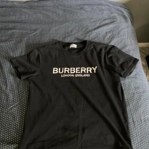 Svart t-shirt från Burberry - Säljer en snygg svart t-shirt från Burberry