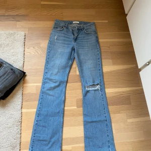 Blåa jeans från Gina 🫶🏼 - Jag är 171 och dom sitter super bra i längd, men passformen vid midjan är för liten. Dessa jeansen finns inte längre att köpa, dom e använda men ingen skada på dom, dom e super snygga❤️