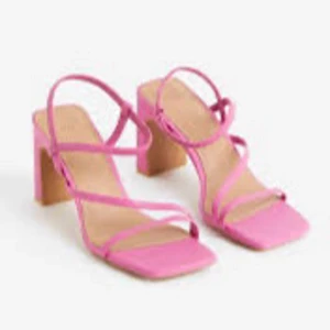 Klackskor från Hm  - Säljer nu mina super fina klackskor från HM som inte kommer till användning då jag tycker dem är lite för höga. Lappen kvar💕