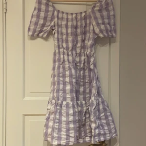  Klänning -  En lila klänning storlek 152 öppen i ryggen