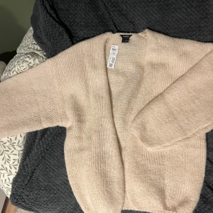 Beige kofta från Lindex  - Säljer denna underbara kofta från Lindex. Har flera färger av den så säljer därför denna. Lappen sitter kvar och den är aldrig använd (tappade bort kvittot därav säljer jag den här). Säljer för priset jag köpte den för! Skriv om du är intresserad ❤️❤️❤️