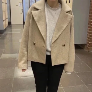 Beige kappa  - Lånad bild Såå fin kappa perfekt nu till hösten. Använd men bra skick inga trasigheter! Storlek 36🙏🏼🙏🏼köp direkt för 400 kr🫶🏼