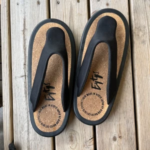 Eytys Jojo Sandals - Unika coola flipflops från Eytys. Nypris ca 3000 SEK. Skickas tillsammans med dustbag. Mäter 27 cm rakt över, från tå till häl. ”Neoprene, rubber and cork. Sandals made in collaboration with acclaimed Japanese sandal maker Gion Naito. These sandals are made by hand in central Kyoto, Japan.”