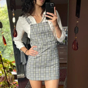 Rutig hängsle klänning  - Säljer denna sköna rutiga hängsle klänningen från H&M! Har använts ett fåtal gånger! En casual klänning som går att ha till vardagen 🫶🏼Säljer den då den har blivit för liten för mig. Fickan på framsidan är äkta. Kontaka mig vid frågor eller intresse❤️ 