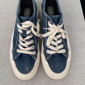 Säljer mina låga sneakers från zara, så otroligt snygga men knappast använda❣️dem är i denim blå och storlek 39