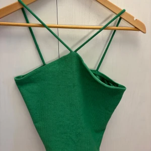 Linne  - Jättefint och somrigt linne med fin halskorsning. Bra skick  