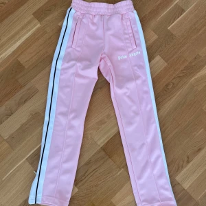 Palm Angels byxor - Säljer helt oanvända Palm Angels byxor i strl xs/small. Kvitto & äktenhetsbevis finns. Köpta på farfetch för 4296:- Dm vid intresse📩