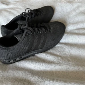 Adidas La Trainers  - Svarta Adidas La trainers  Storlek 38 2/3 Mycket bra skick Skriv vid frågor