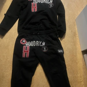 Sett - Hej säljer mitt hoodrich sett går inte att köpa längre på nätet! St L bekvämt sett riktigt fett säljer de för det är ej min stil längre, hör av er om frågor eller funderingar 