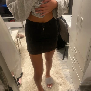 Jeanskjol - Svart jeanskjol från Gina tricot i strl S. Fint skick.