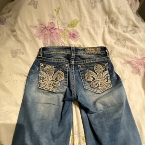 Miss me jeans  - Ett par miss me jeans med jätte vackra bakfickor som jag själv sytt om till bootcut jätte fint skick, strl 26 men passar mig som har lite större lår. (Hör av dig privat innan köp och om du vill ha mått) 