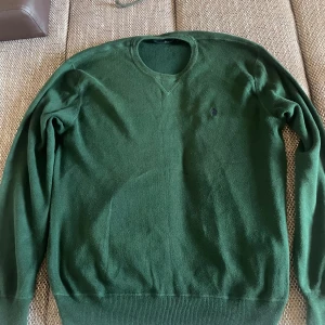Ralph Lauren Sweater/Tröja - Säljer denna unika otroligt snygga tröja, skicket är 10/10 inga defekter. Den är i Medium och är mörkgrön! Lägger frakten som liten så det blir billigast som möjligt 
