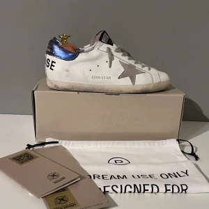 Golden Goose - Golden Goose i storlek 43, fits 42. Bra skick: 8,5/10. Box och dustbag tillkommer. Priset är inte hugget i sten så kom med förslag! Skriv vid frågor och funderingar!