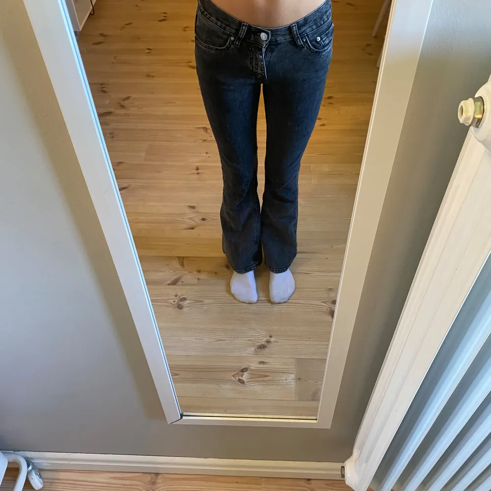 Mörk gråa low waist jeans från Gina i storlek 32. Jätte fina men säljer pga av att de tyvärr har blivit för små för mig. Jeans & Byxor.