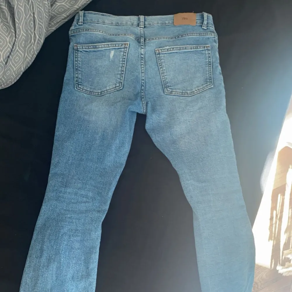 Ett par lågmidjade jeans från zara som är i storlek 164, aldrig använda💕 har slit i botten för att modellen är så, köpta på plick. Jeans & Byxor.