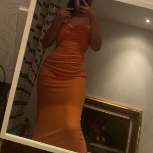 Orange klänning från Zara - Orange klänning från zara köpt utomlands, strl S. Oanvänd prislapp sitter kvar. Originalpris 270kr
