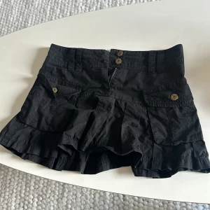 Svart kjol - Säljer denna kjol då den inte kommer till användning. Den passar mig som har strl S. Tryck gärna på köp nu men om ni har några funderingar är det bara att kontakta mig