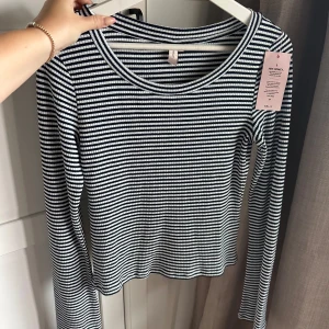 NELLY SET - Så fint mörkblå randigt set från Nelly! Oanvänt