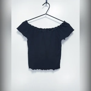 Gina Tricot crop top strl S - Söt svart off-shoulder topp från Gina Tricot  Knappt använd Strl S Fint skick