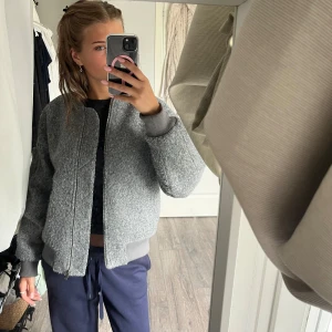 Jätte söt och varm jacka från hm (nyskick) - Jötte fin jacka som passar perfekt till vintern. 